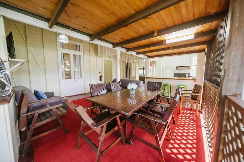 6 Bedroom + 2 Bath Apartment // Cairns Central Australien